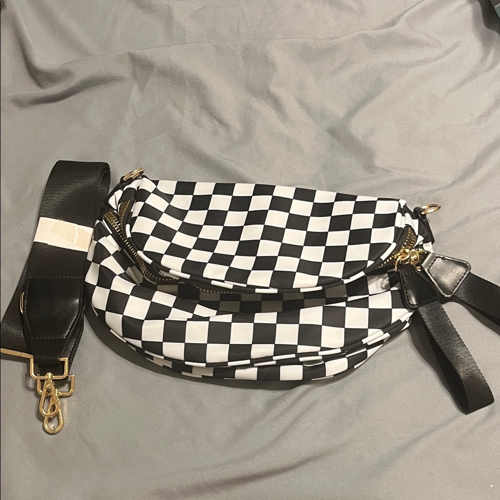 Stylish Checkered Crossbody Bag in Black and White